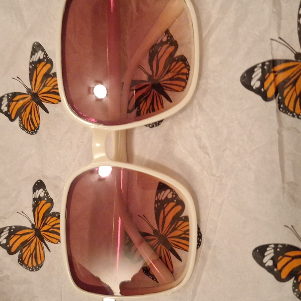 Elegant Cream Sunglasses with Rose Lenses - Picture 3 of 4